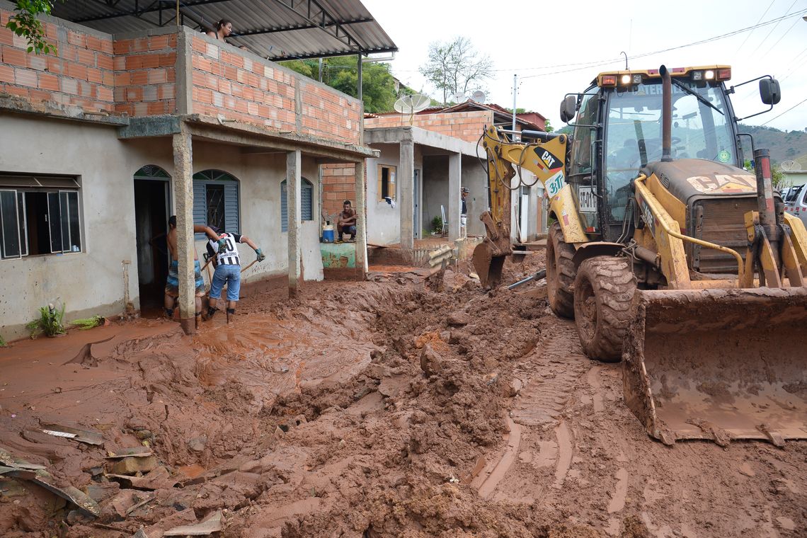 08 15:52:43 Barra Longa(MG) - A cidade de Barra Longa/MG, atingida pela enxurrada de lama tóxica proveniente do rompimento da barrragem tenta se recuperar dos transtornos causados pelo incidente (Antonio Cruz/Agência Brasil)