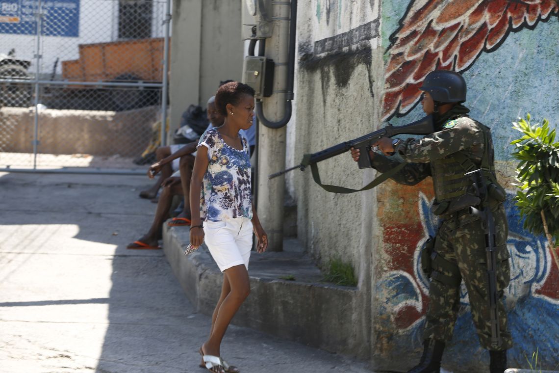 Tânia Rêgo/Agência Brasil Rio de Janeiro - Operação feita pelas polícias Civil e Militar, com o apoio das Forças Armadas, da Força Nacional de Segurança e da Polícia Federal, no Morro dos Macacos, em Vila Isabel, zona norte do Rio ( Tânia Rêgo/Agência Brasil)