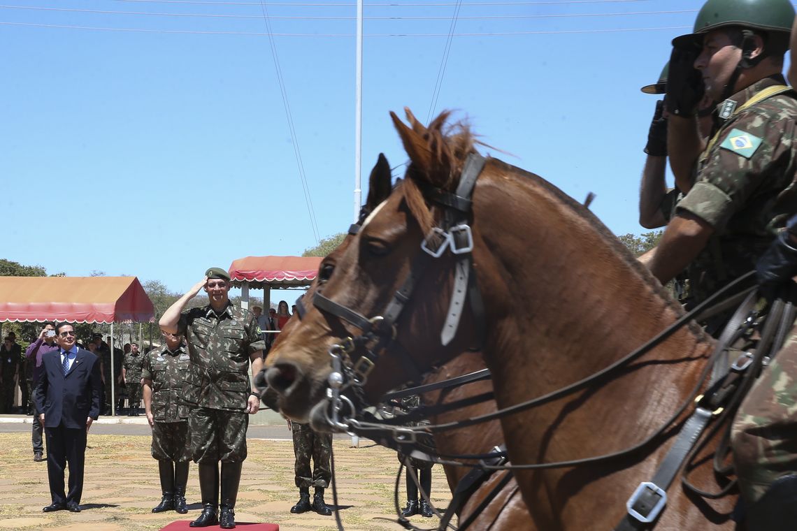 Antonio Cruz/Agência Brasil O presidente em exercício, Hamilton Mourão,participa da cerimônia de despedida do serviço ativo do Exército, do porta-voz da Presidência da República, Otávio Rêgo Barros no batalhão do 1º Regimento de Cavalaria de Guardas