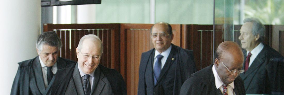 Ministros do STF entrando no plenário para início da sessão que analisa o cabimento de embargos infringentes Ministros do STF entrando no plenário para início da sessão que analisa o cabimento de embargos infringentes na AP 470.