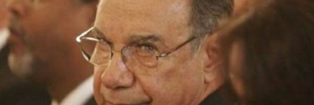 Ustra consegue na Justiça direito de ficar calado perante Comissão da Verdade O coronel reformado Carlos Alberto Brilhante Ustra é acusado de crimes contra os direitos humanos durante a ditadura militar (1964-1985)