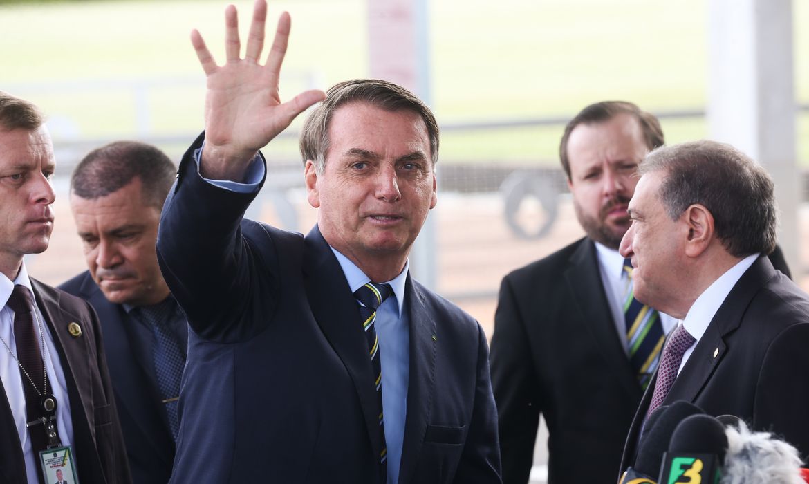 Presidente Jair Bolsonaro cumprimenta populares no Palácio da Alvorada Presidente Jair Bolsonaro cumprimenta populares no Palácio da Alvorada