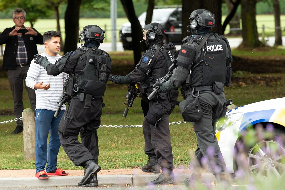 AOS (Armed Offenders Squad) empurra para trÃ¡s membros do pÃºblico apÃ³s um tiroteio na mesquita Masjid Al Noor em Christchurch, Nova ZelÃ¢ndia, 15 de marÃ§o de 2019.