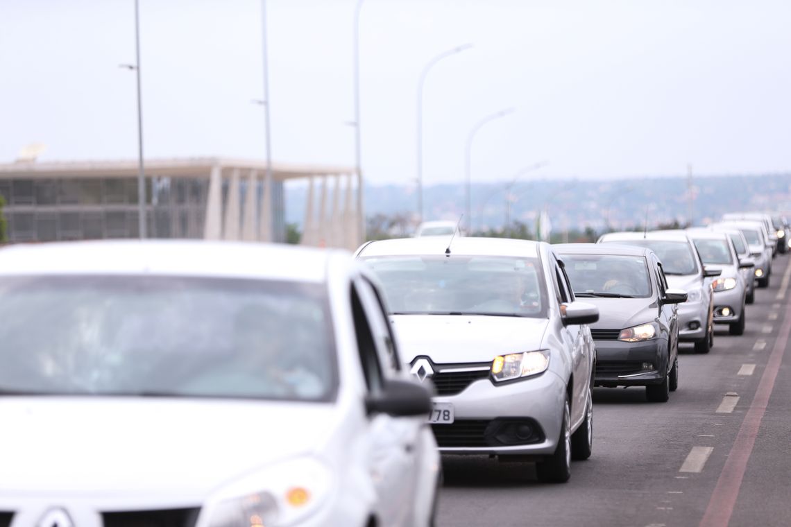 BrasÃ­lia - Motoristas de aplicativos de todo o Brasil fazem buzinaÃ§o em frente ao Congresso Nacional em protesto contra projeto de lei que regulamenta aplicativos de transporte privado, como Uber e Cabify (Marcelo Camargo/AgÃªncia Brasil)