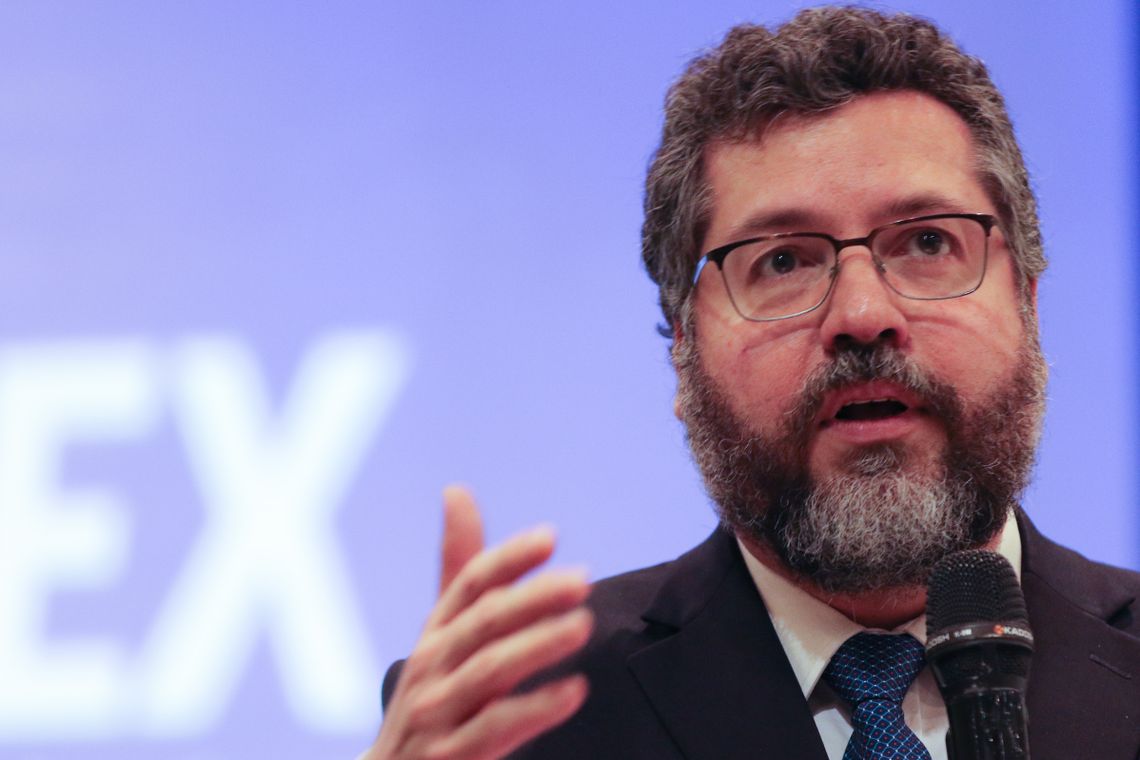 O ministro das Relações Exteriores, Ernesto Araújo, aompanhado do deputado presidente da comissão, Evair de Melo, participa do lançamento da Frente Parlamentar Mista em Defesa do Comércio Internacional e do Investimento.