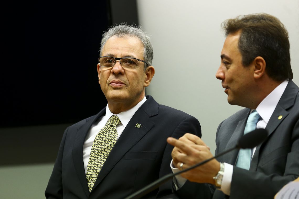 Marcelo Camargo/Agência Brasil O ministro de Minas e Energia, Bento Albuquerque, e o deputado Eli Corrêa Filho, durante audiência pública, na Comissão de Viação e Transportes da Câmara dos Deputados.