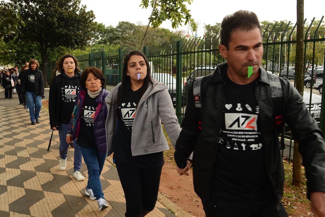 Rovena Rosa/Agência Brasil São Paulo - Manifestação de pesquisadores científicos em frente à Alesp contra o Projeto de Lei 328/2016, do governador Geraldo Alckmin, que autoriza a venda de imóveis do Estado (Rovena Rosa/Agência Brasil)