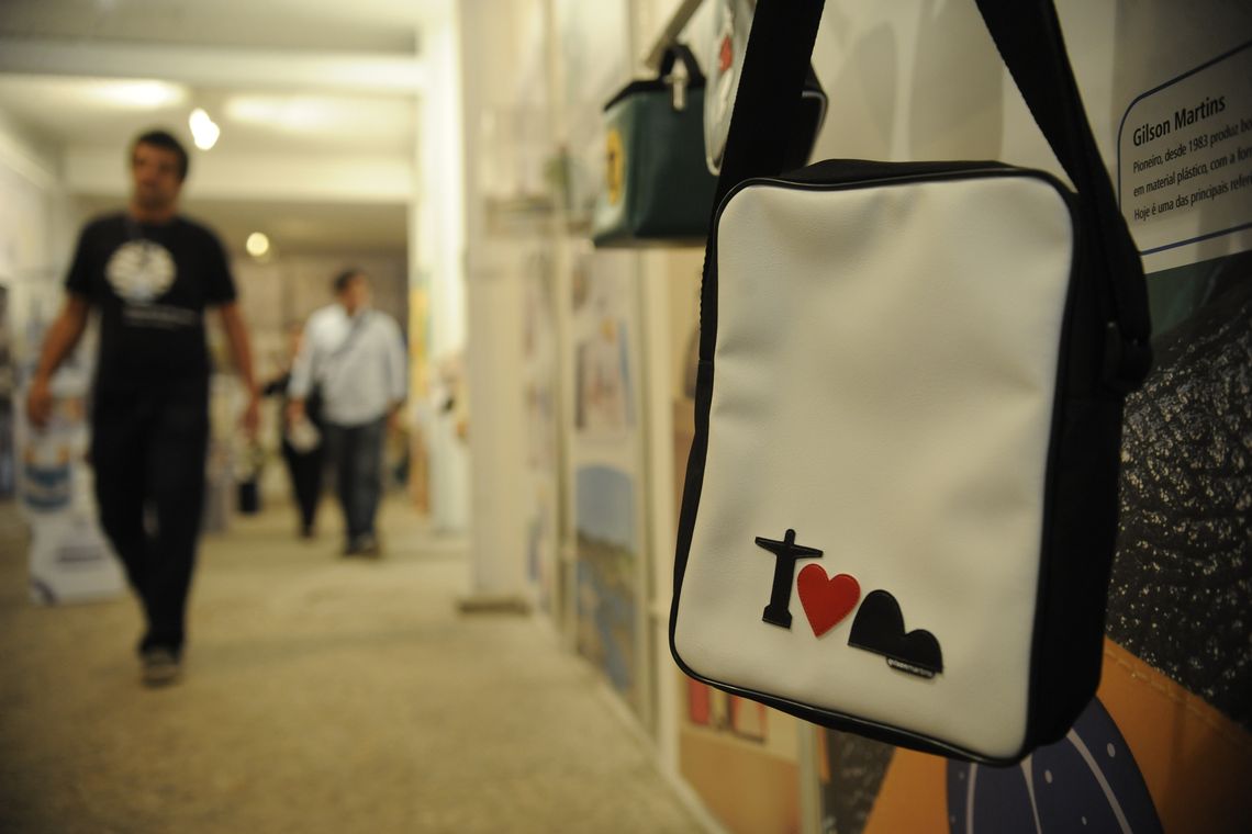 16 17:20:25 A exposição Com do Rio da Cabeça aos Pés: sem medo de ser Kitsch mostra a representação do RJ em souvenires desde os anos 20 até trabalhos contemporâneos no Centro Carioca de Design (Fernando Frazão/Agência Brasil)