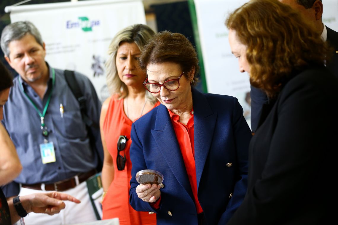 Marcelo Camargo/Agência Brasil A ministra da Agricultura, Pecuária e Abastecimento, Tereza Cristina, visita a Embrapa Recursos Genéticos e Biotecnologia, em Brasília.