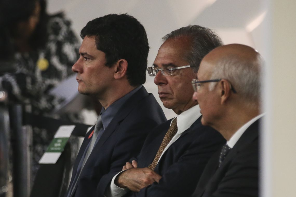 O futuro ministro da Justiça, Sergio Moro, e o futuro ministro da Economia, Paulo Guedes, participam da solenidade de posse do novo presidente do TCU, José Múcio Monteiro Filho, e da vice-presidente da Corte, Ana Lucia Arraes Alencar.