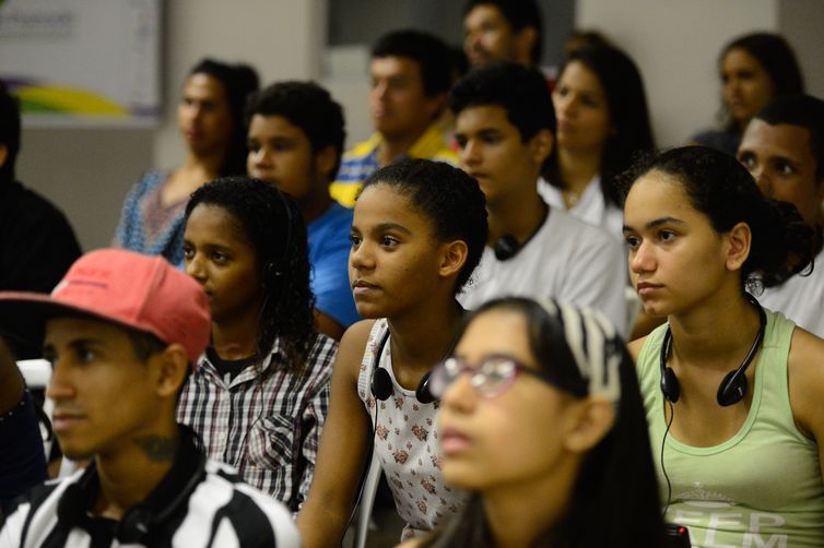 Rio de Janeiro - Jovens participam do projeto Agentes de Promoção da Acessibilidade, no qual recebem noções de Libras, audiodescrição e legislação inclusiva (Fernando Frazão/Agência Brasil)