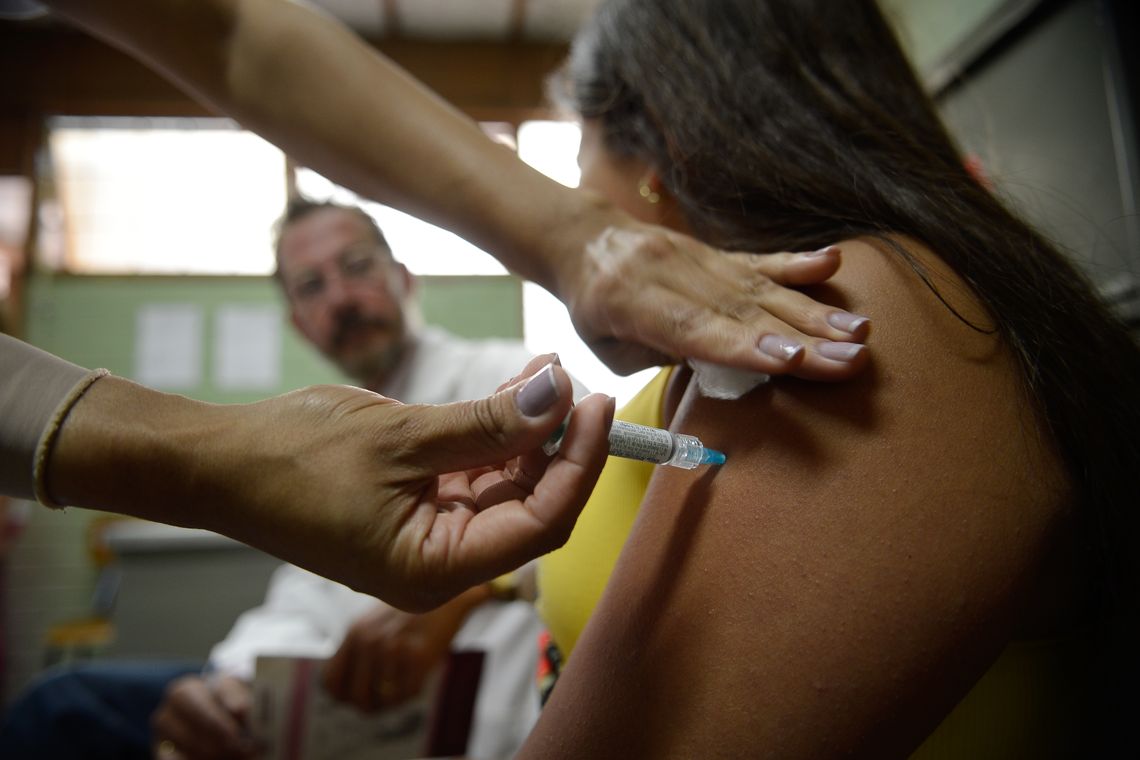 BrasÃlia - Alunas do Centro de Ensino Fundamental 25, em Ceilândia, são vacinadas contra o papiloma vÃrus humano - HPV (Marcelo Camargo/Agência Brasil)