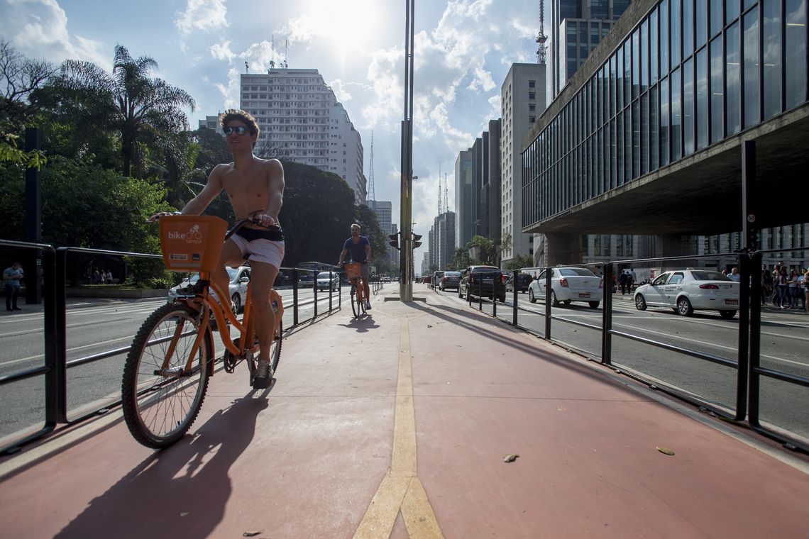 Marcelo Camargo/Agência Brasil Com 2,7 quilômetros de extensão e ligação com 11 outras ciclovias, a ciclovia da Avenida Paulista permite que o ciclista percorra vias exclusivas da Zona Oeste até a Zona Sul da cidade (Marcelo Camargo/Agência Brasil)