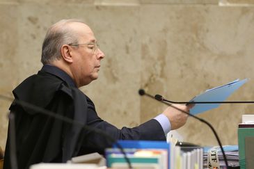 Brasília - O ministro Celso de Mello durante sessão plenária do STF para julgar o habeas corpus do ex-ministro Antonio Palocci (Valter Campanato/Agência Brasil)