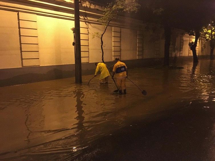 corj2 - Tempestade deixa três mortos na cidade do Rio