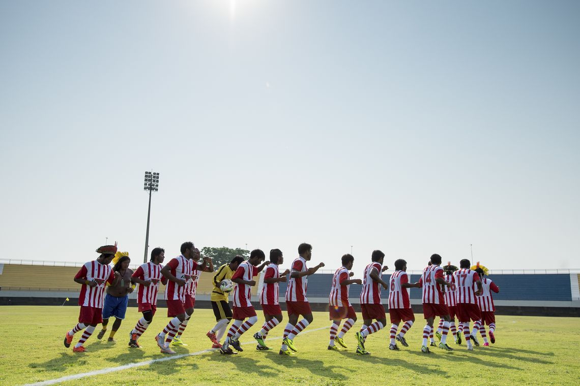 Marcelo Camargo/Agência Brasil Palmas - Índios Kayapó entram em campo para partida de futebol contra os índios do Panamá pela primeira rodada dos Jogos Mundiais dos Povos Indígenas (Marcelo Camargo/Agência Brasil)