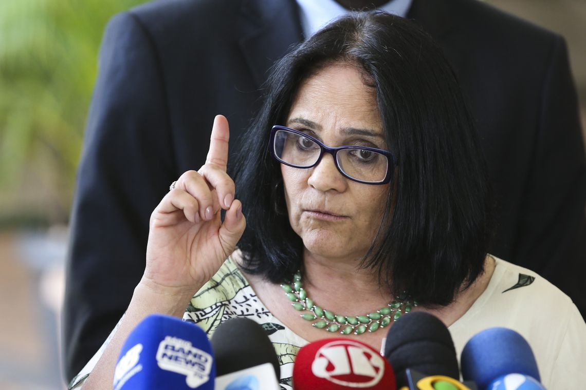Valter Campanato/Agência Brasil Futura ministra da Mulher, Família e Direitos Humanos, Damares Alves, fala à imprensa no CCBB. Ela também ficará responsável pela Funai.