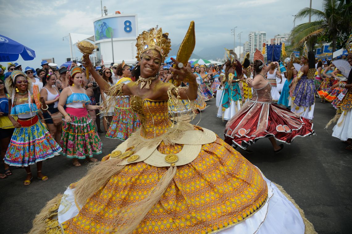 Fernando Frazão/Agência Brasil Rio de Janeiro – Bloco inspirado na temática recifense do Maracatu de Baque Virado leva batuque à orla de Ipanema (Fernando Frazão/Agência Brasil)