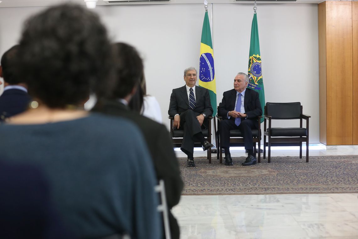 Valter Campanato/Agência Brasil Brasília - O ministro da Secretaria de Governo, Antonio Imbassahy, e o presidente Michel Temer durante a cerimônia de assinatura do decreto de criação da Rede Brasil Mulher, no Palácio do Planalto (Valter Campanato/Agência Brasil)