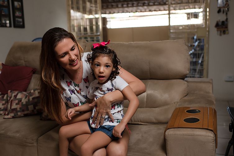 Crianças vítimas do vírus Zika são mostradas em exposição em São Paulo