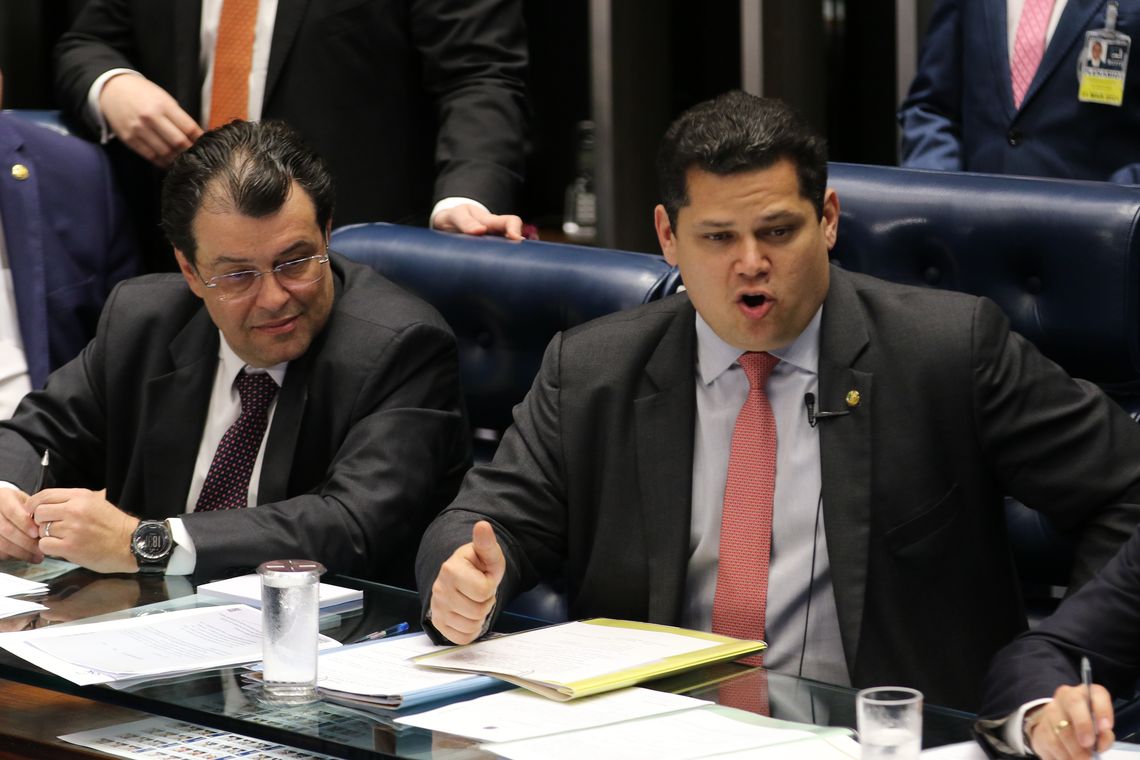 Fabio Rodrigues Pozzebom/Agência Brasil O senador, Eduardo Braga e o presidente do Senado, Davi Alcolumbre, durante sessão deliberativa ordinária, para leitura de indicação de embaixadores.