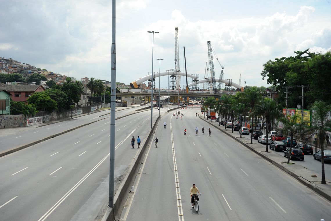Tânia Rêgo/Agência Brasil A Avenida Brasil está fechada ao tráfego até quarta-feira (23). A intervenção é necessária para obras de construção do arco do Viaduto Pedro Ernesto, estrutura que integrará o BRT Transcarioca (Tânia Rêgo/Agência Brasil)