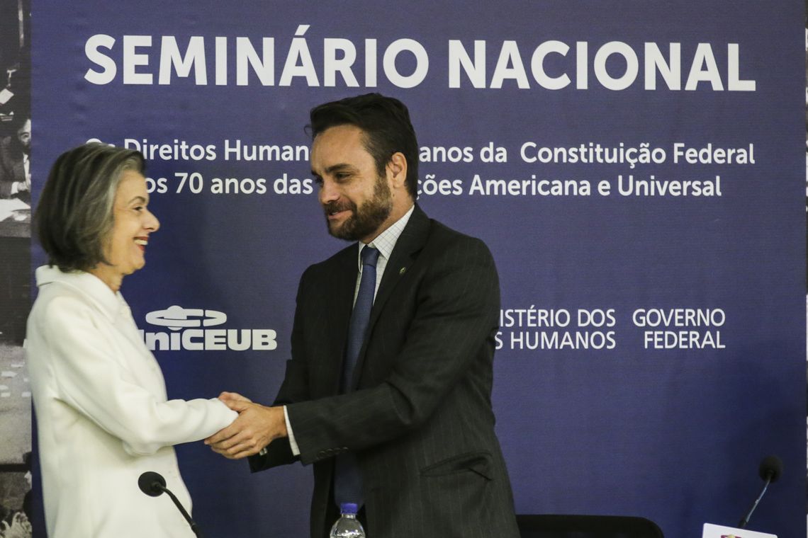 Antonio Cruz/Agência Brasil A presidente do STF, Cármen Lúcia e o ministro dos Direitos Humanos, Gustavo Rocha durante o seminário Direitos Humanos nos 30 anos da Constituição Federal e nos 70 anos da Declaração Universal.