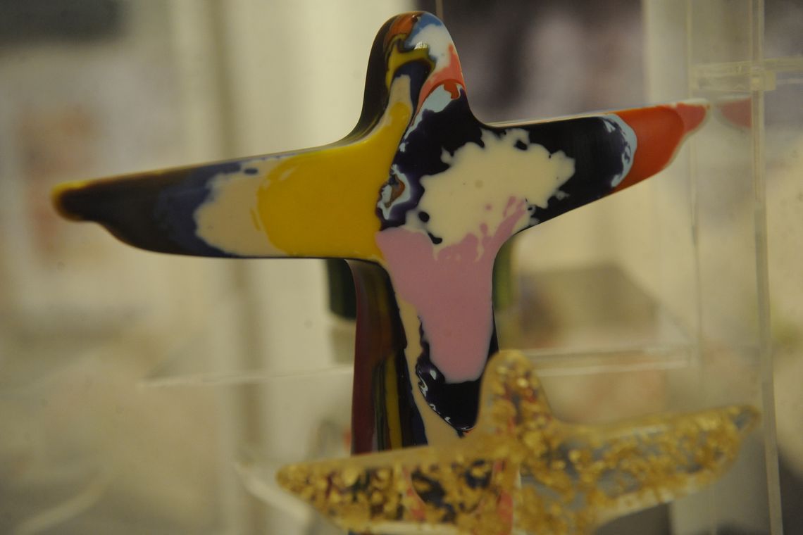 16 17:20:24 A exposição Com do Rio da Cabeça aos Pés: sem medo de ser Kitsch mostra a representação do RJ em souvenires desde os anos 20 até trabalhos contemporâneos no Centro Carioca de Design (Fernando Frazão/Agência Brasil)