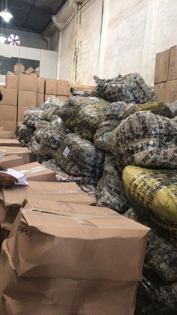Receita Federal/divulgação A Receita Federal apreendeu, no Rio de Janeiro, 23 toneladas de bolsas e maletas que entraram irregularmente no país