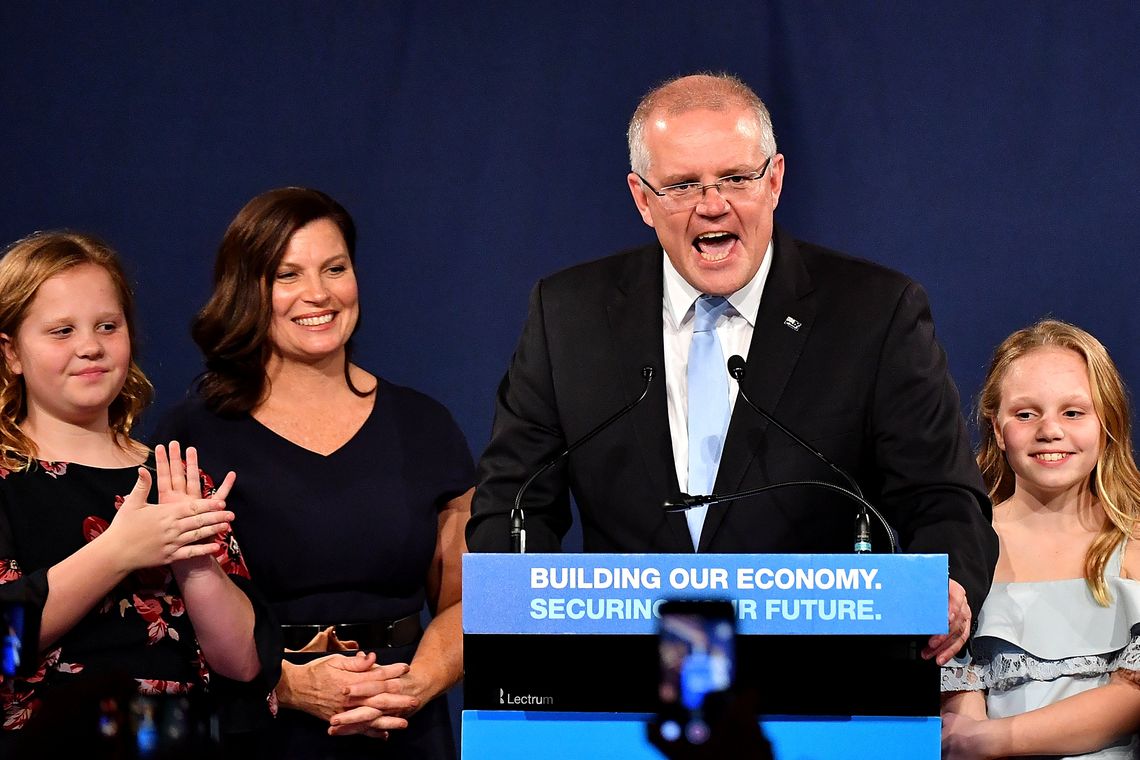 O primeiro-ministro da Austrália, Scott Morrison, com a esposa Jenny, os filhos Abbey e Lily depois de vencer as eleições gerais deste sábado (18) na Austrália