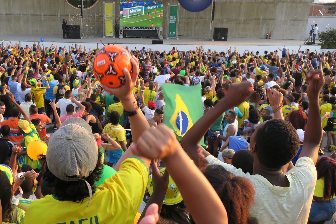 Torcida vibrou muito com o gol brasileiro no Parque Madureira, zona norte do Rio.