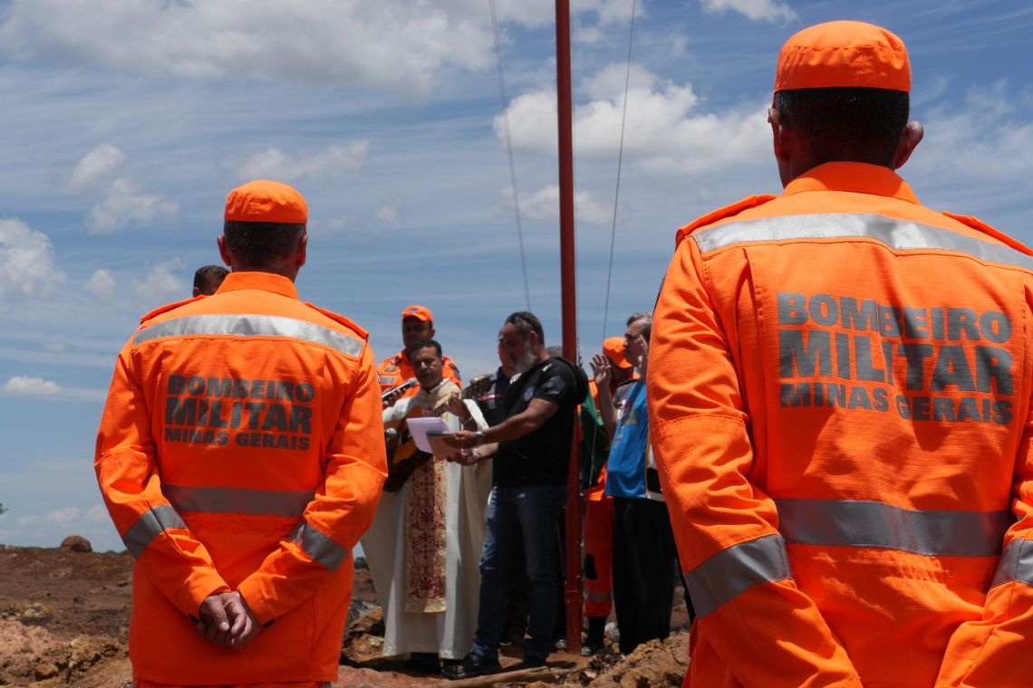 Divulgação Corpo de Bombeiros Militar MG Bombeiros que trabalham nas buscas em Brumadinho, nos arredores de Belo Horizonte, fizeram hoje por volta das 12h40 uma cerimônia de homenagem às vítimas e famílias atingidas pelo rompimento da barragem de rejeito da Mina Córrego do Feijão