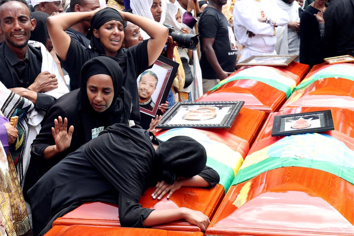 CaixÃµes com um incenso durante a cerimÃ´nia de sepultamento das vÃ­timas do desastre Ethiopian Airlines ET 302 na Igreja Ortodoxa da SantÃ­ssima Trindade, em Addis Abeba