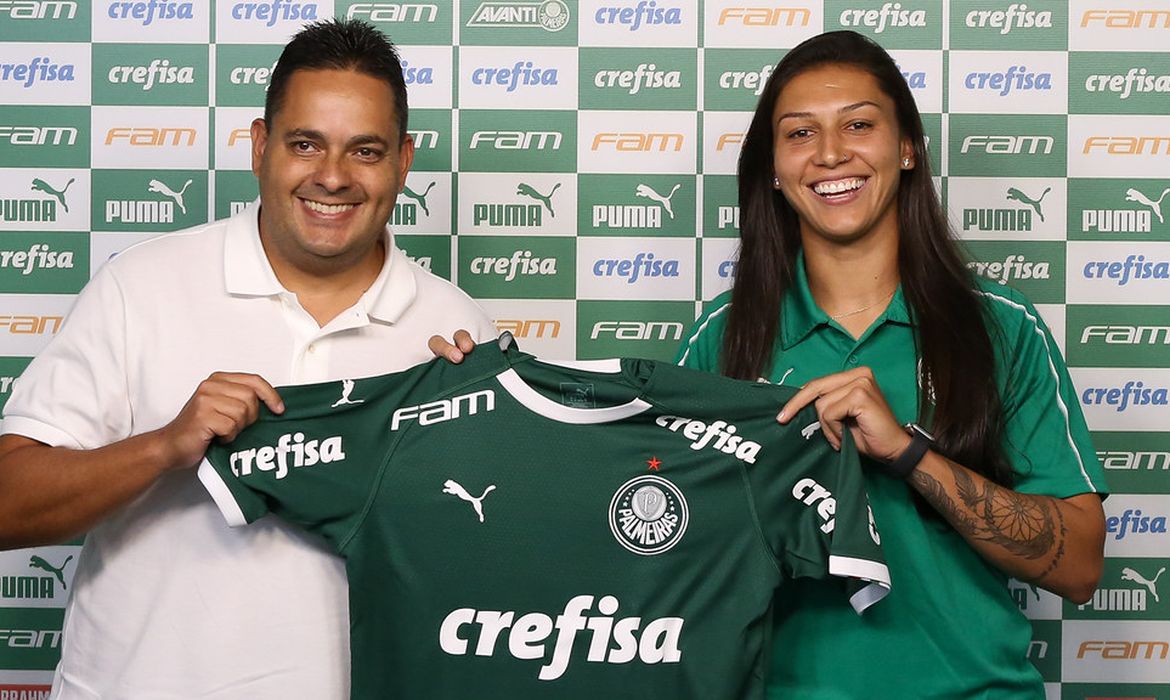 Apresentação de Bia Zaneratto, atacante da equipe feminina de futebol da S.E.Palmeiras, na Academia de Futebol, em São Paulo-SP (Foto: Fabio Menotti)
