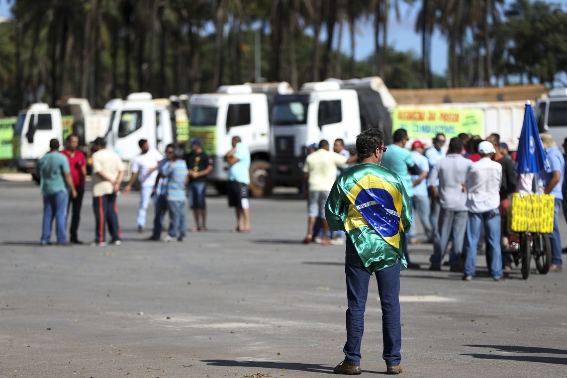 Marcelo Camargo/Agência Brasil Caminhoneiros realizam protesto contra a alta no preço do combustível e uma resolução do Contran que obriga a colocar dispositivos de segurança nas caçambas.