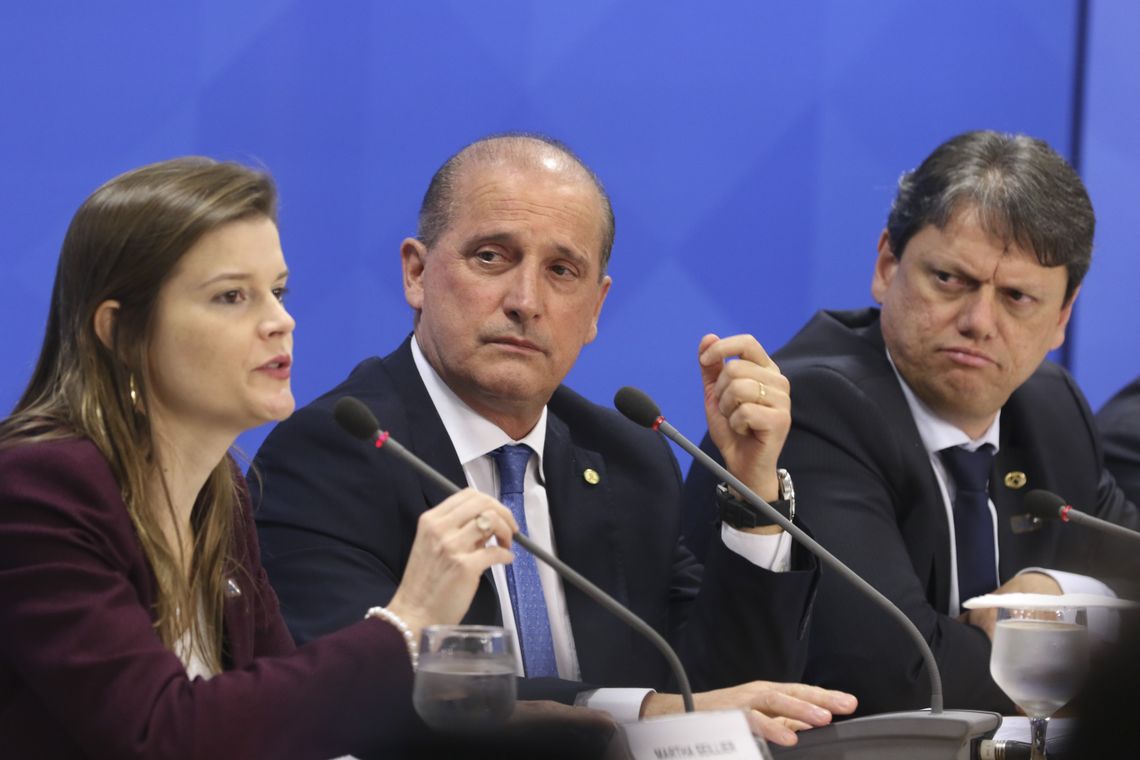 A secretaria especial do PPI, Martha Seillier, os ministros  da Casa Civil, Onyx Lorenzoni, e o da Infraestrutura, Tarcisio Gomes de Freitas, durante entrevista Ã  imprensa no PalÃ¡cio do Planalto.