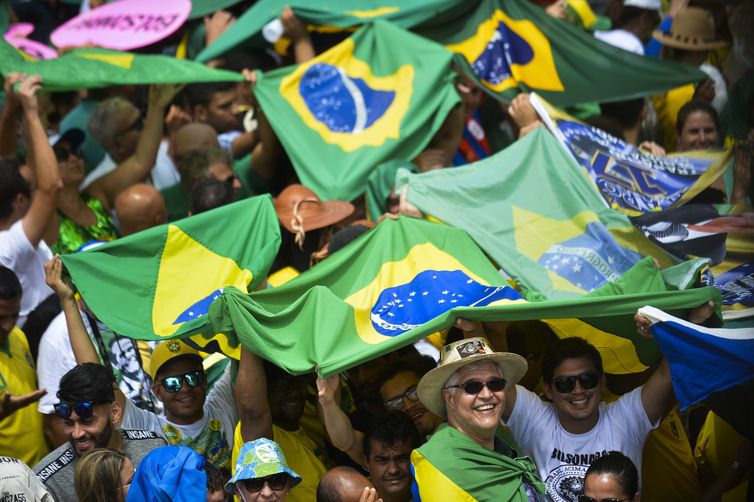 Populares aguardam na Praça dos Três Poderes, a cerimônia de posse do presidente eleito, Jair Bolsonaro, em Brasília.