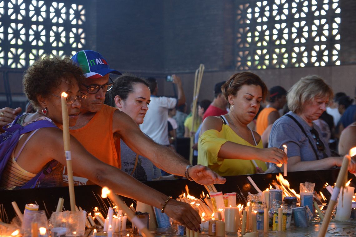 Rovena Rosa/Agência Brasil Aparecida (SP) - Devotos de Nossa Senhora Aparecida comparecem ao Santuário Nacional no dia da Padroeira do Brasil (Rovena Rosa/Agência Brasil)