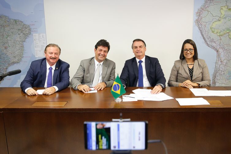O presidente Jair Bolsonaro faz transmissão ao vivo para redes sociais