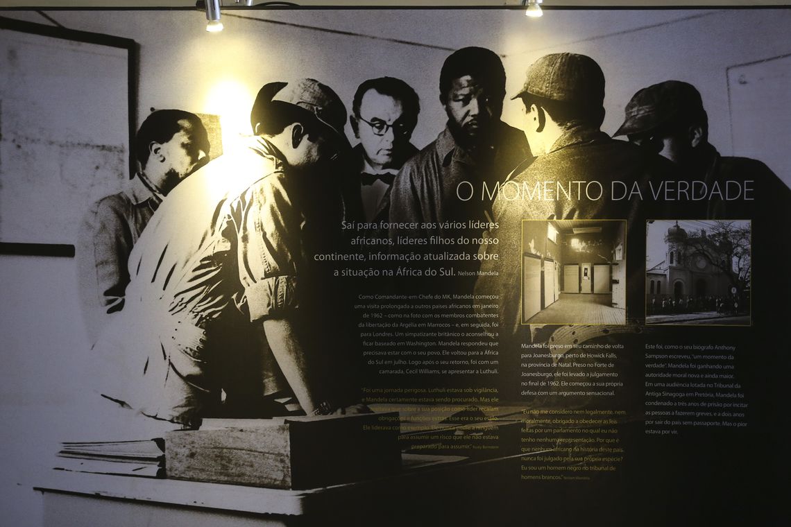 José Cruz/Agência Brasil Exposição Centenário Mandela, no Palácio Itamaraty. A mostra apresenta a trajetória do ativista (Nelson Mandela) que combateu o regime do apartheid e tornou-se o primeiro presidente negro da África do Sul.