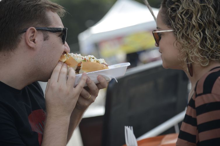 A Feira Nacional do Podrão reúne opções de lanches e gastronomia popular de rua no Terreirão do Samba, no centro da cidade. 