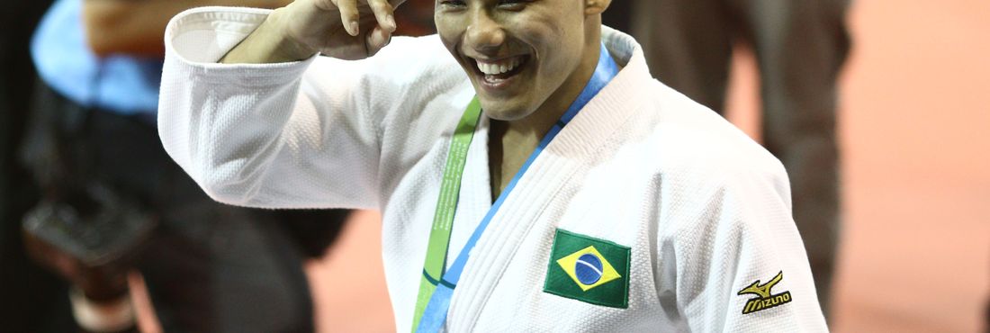 Charles Chibana é ouro no Pan de Toronto Charles Chibana presta continência à bandeira brasileira
