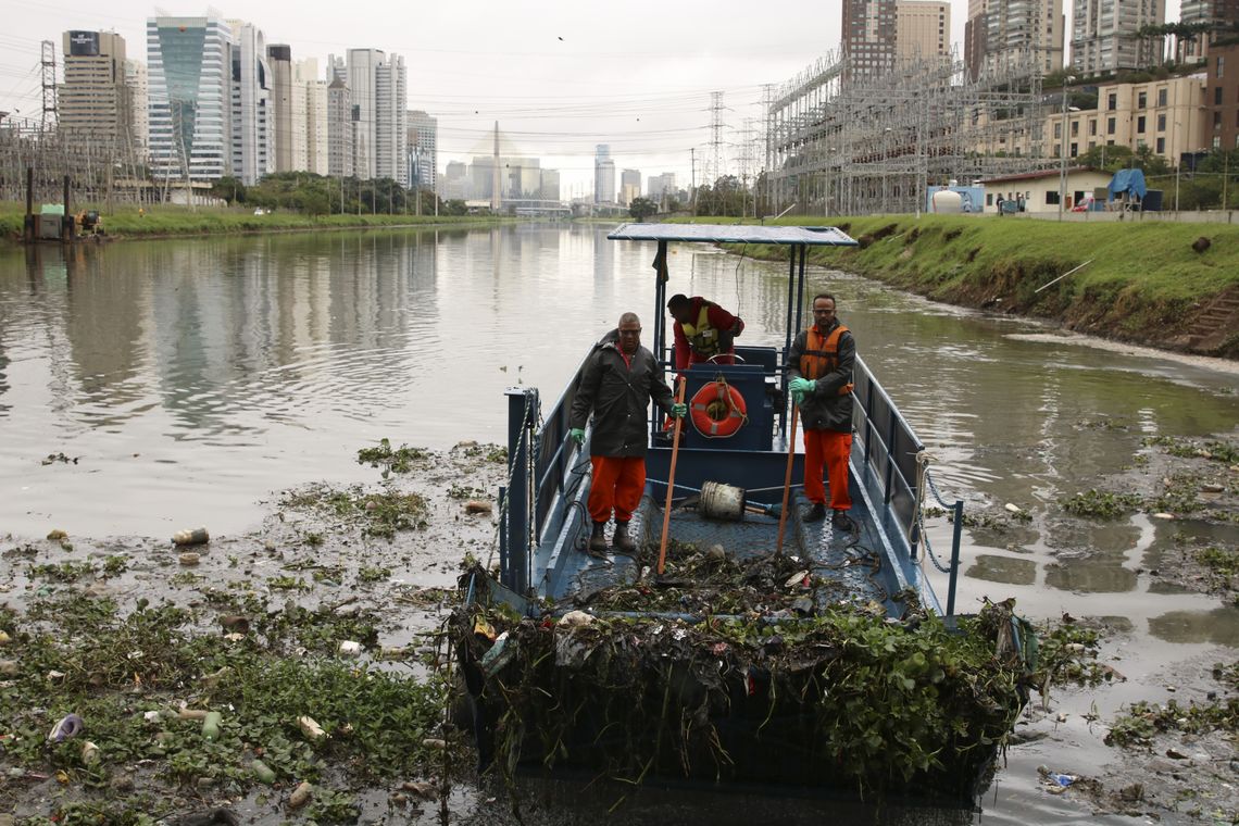 Poluição no Rio Pinheiros. Foto: Rovena Rosa / Agência Brasil