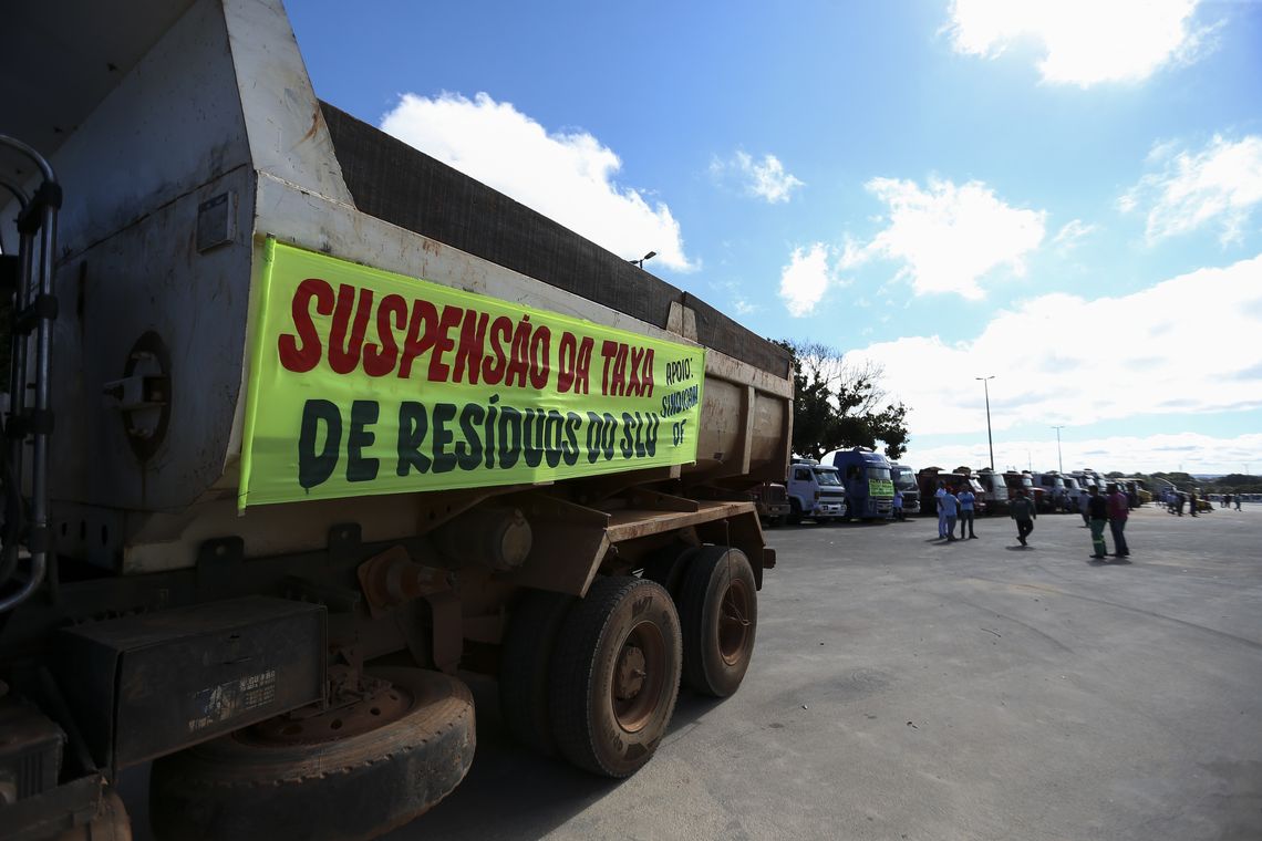 Marcelo Camargo/Agência Brasil Caminhoneiros realizam protesto contra a alta no preço do combustível e uma resolução do Contran que obriga a colocar dispositivos de segurança nas caçambas.