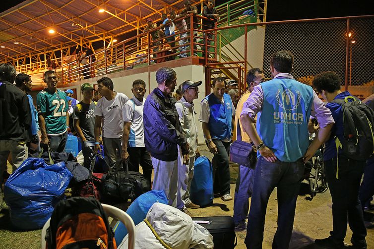 Boa Vista - Refugiados venezuelanos se preparam para deixar Roraima com destino a São Paulo e Cuiabá (Antônio Cruz/Agência Brasil)