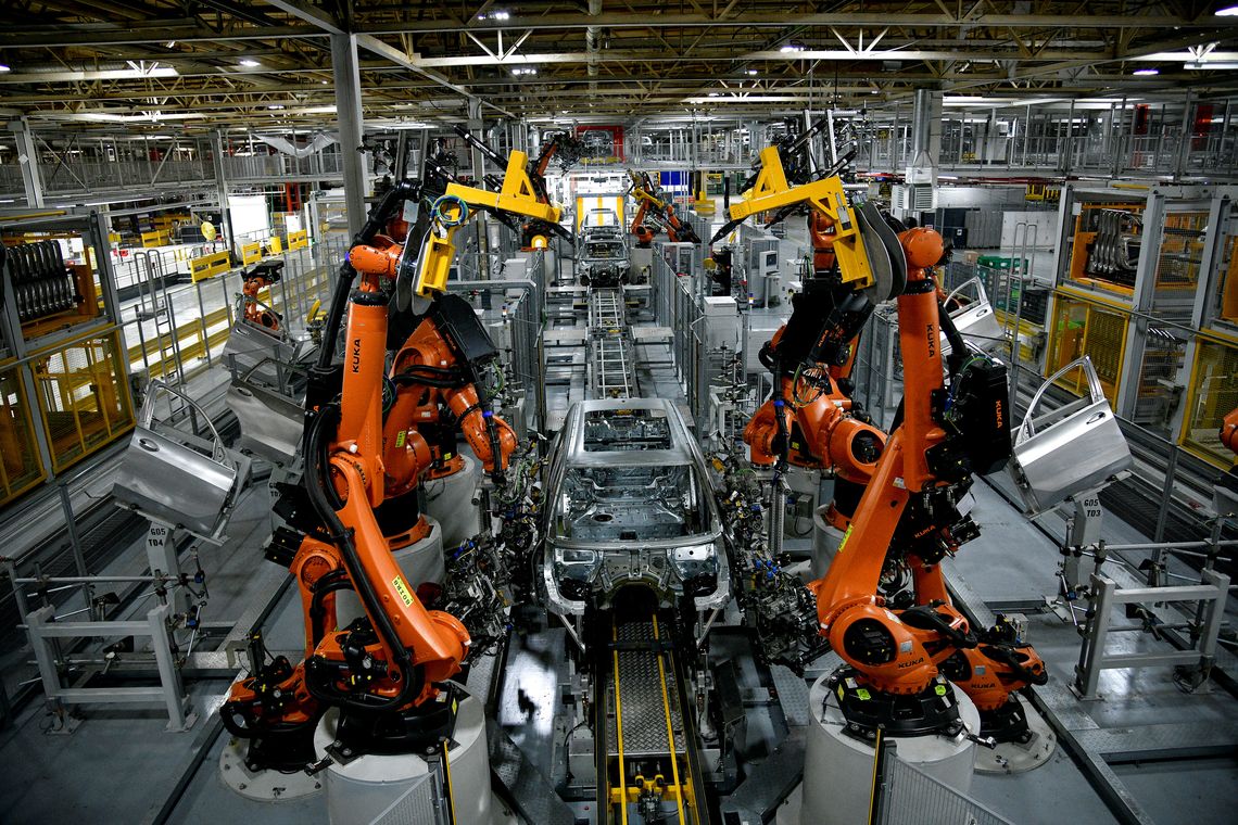 Autonomous robots assemble an X model SUV at the BMW manufacturing facility in Greer, South Carolina, U.S. November 4, 2019.  REUTERS/Charles Mostoller