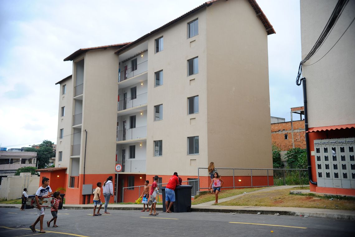 CondomÃ­nio do Programa Minha Casa, Minha Vida, em Guadalupe, zona norte do Rio, invadido na noite de domingo (9) com ajuda de criminosos armados. A JustiÃ§a determinou a reintegraÃ§Ã£o de posse (Tomaz Silva/AgÃªncia Brasil)