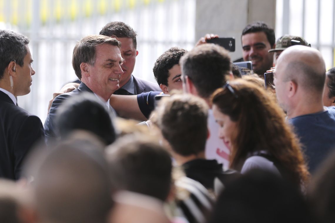 José Cruz/Agência Brasil O presidente Jair Bolsonaro e o ministro do Meio Ambiente, Ricardo Salles recebem cumprimentos de turistas na entrada do Palácio da Alvorada.