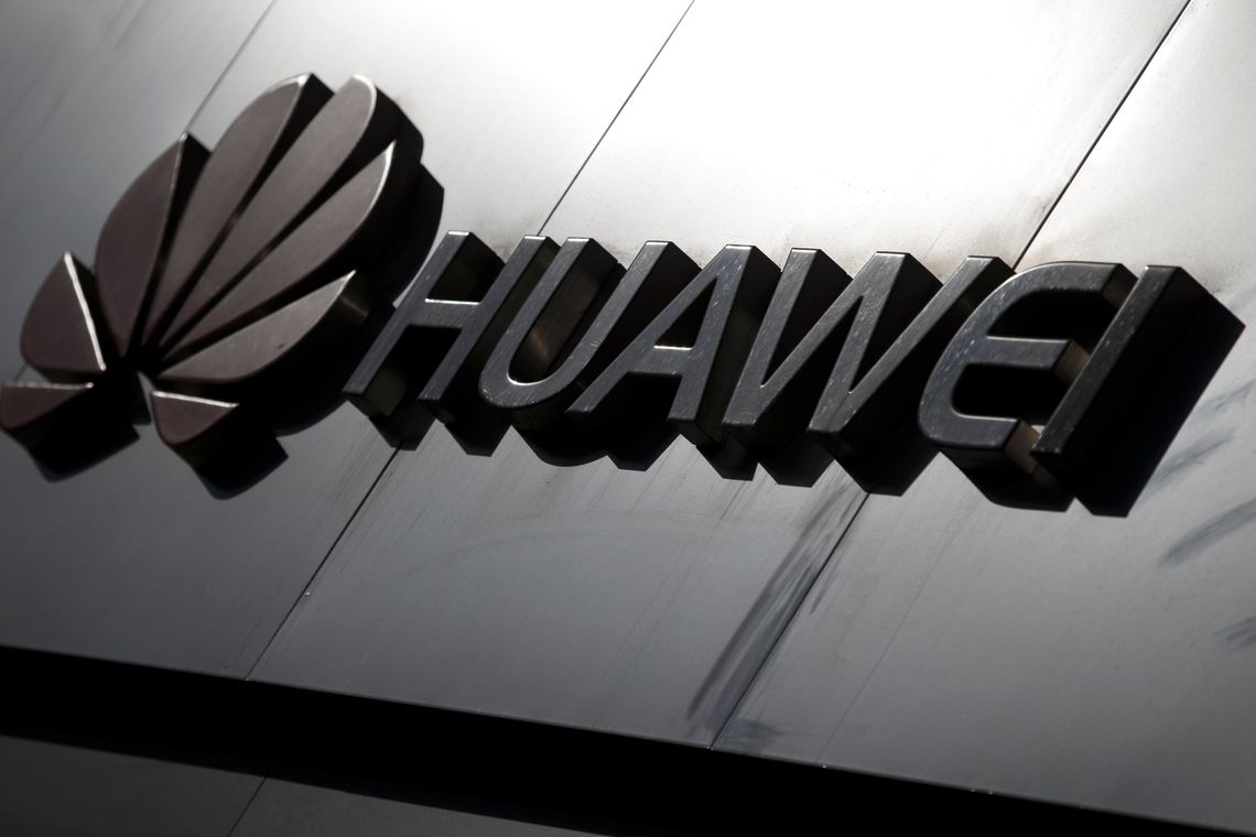 REUTERS/Thomas Peter/Direitos Reservados O logotipo da marca Huawei é visto acima de uma loja da fabricante de equipamentos de telecomunicações em Pequim