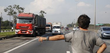 Paralisação de caminhoneiros na Rodovia Presidente Dutra.